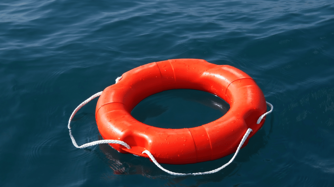 Une bouee rouge qui flotte