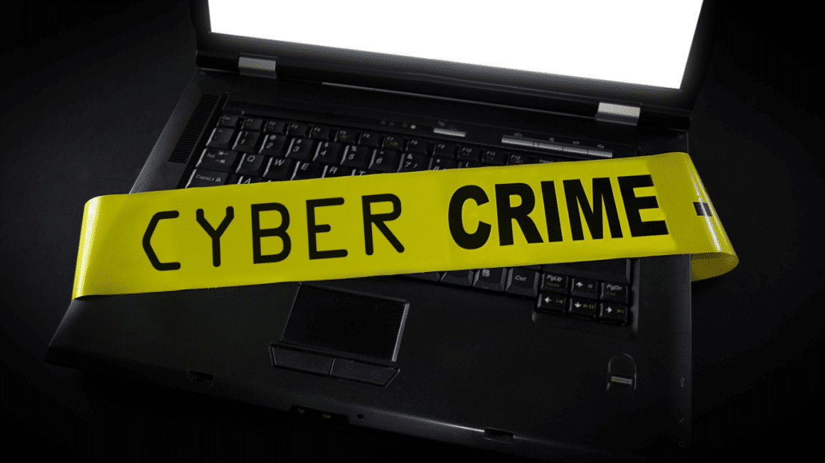Un PC entoure dune bande jaune avec inscription cybercrime