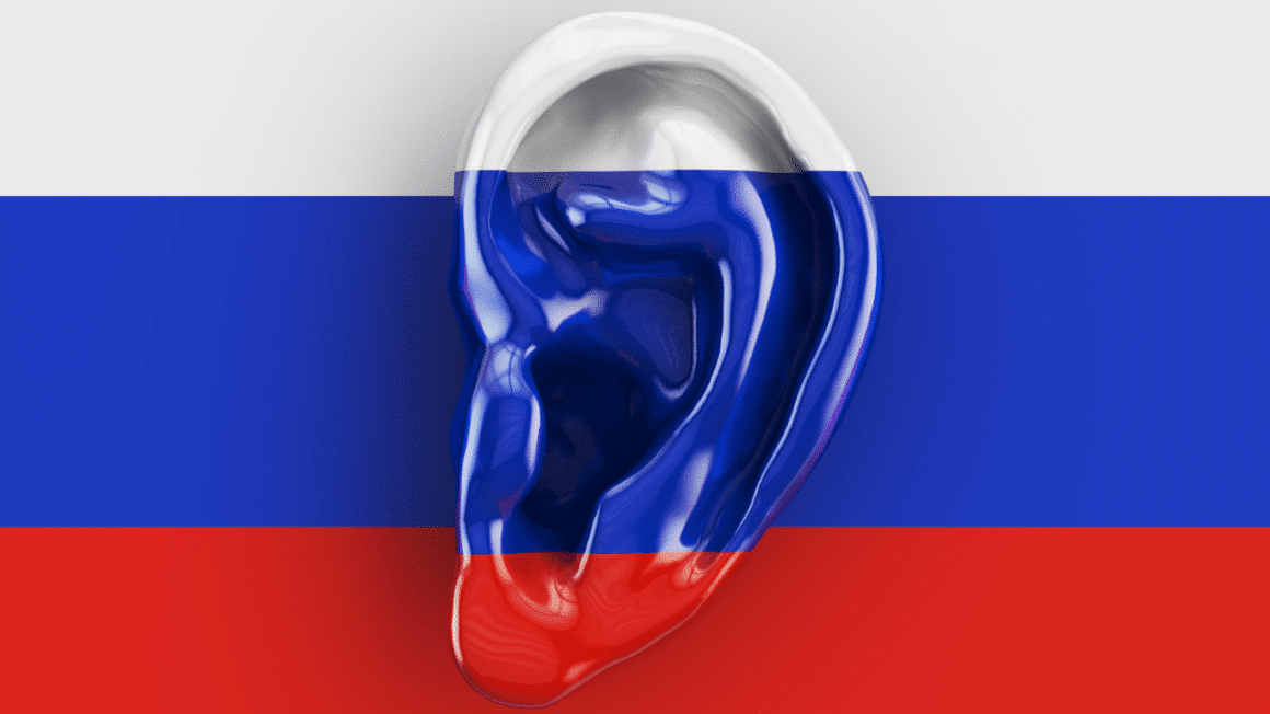 Une grande oreille sur un drapeau russe