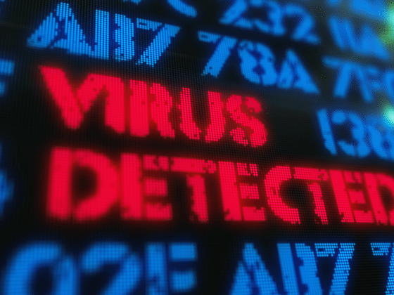 Un écran noir affichant en couleur Alerte virus