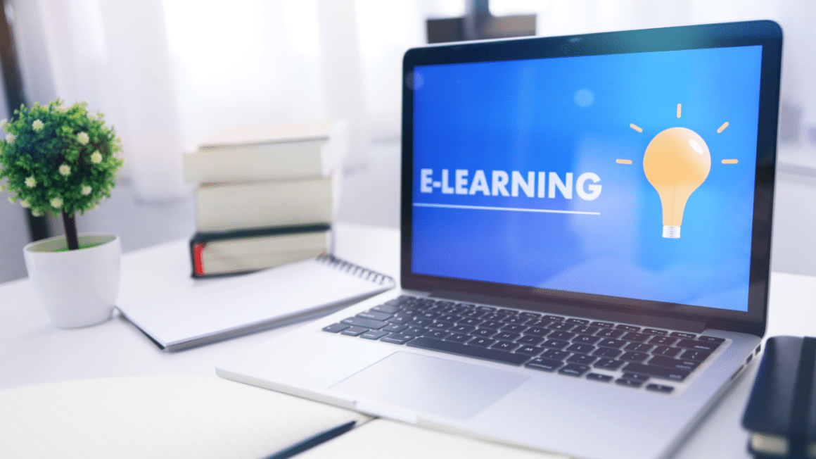 Un laptop avec un ecran elearning