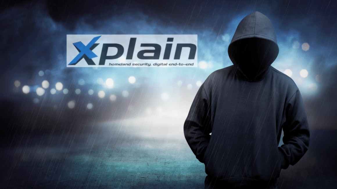Un hacker avec le logo Xplain