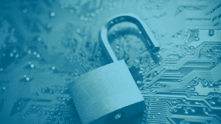 Des vulnérabilités numériques avec un cadenas ouvert sur un circuit imprimé