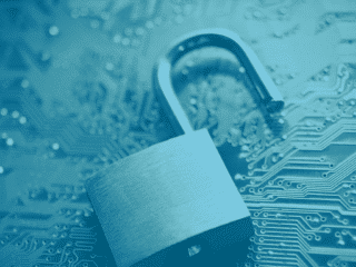 Des vulnérabilités numériques avec un cadenas ouvert sur un circuit imprimé