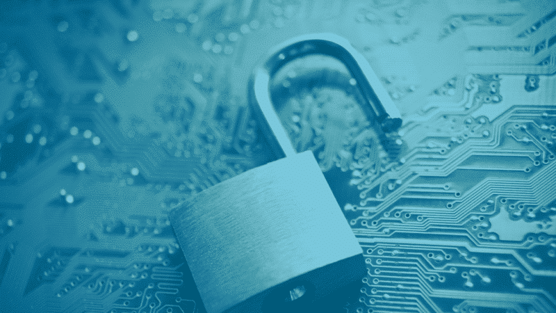 Des vulnérabilités numériques avec un cadenas ouvert sur un circuit imprimé