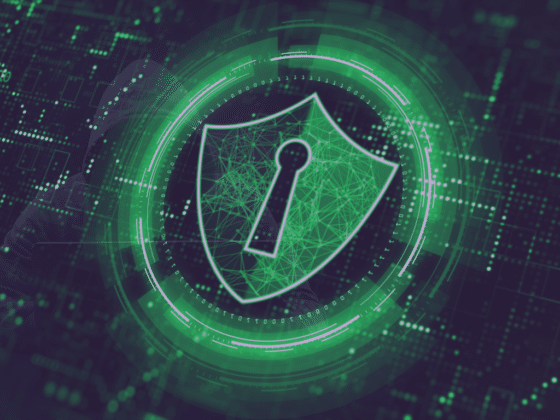 Un bouclier de cybersécurité devant l'ombre d'un hacker