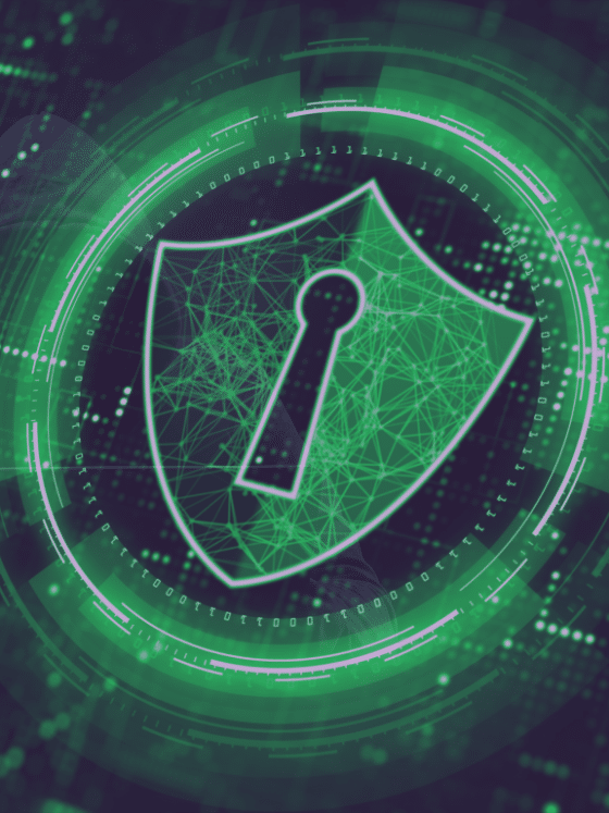 Un bouclier de cybersécurité devant l'ombre d'un hacker