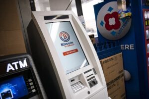 Violation de la sécurité des distributeurs automatiques de bitcoins : des numéros de sécurité sociale et des identifiants gouvernementaux compromis.