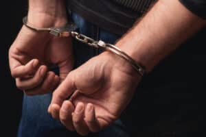 Homme de l'Arizona arrêté pour son implication présumée dans des réseaux de cyberterrorisme en ligne.