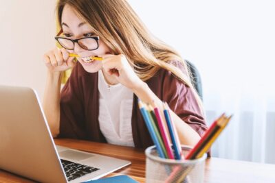 6 conseils de sécurité pour le télétravail

1. Utilisez un VPN pour sécuriser votre connexion réseau lorsque vous travaillez à distance.
2. Assurez-vous que vos logiciels et systèmes d'exploitation sont toujours à jour pour éviter les failles de sécurité.
3. Utilisez des mots de passe forts et uniques pour chaque compte, et activez l'authentification à deux facteurs lorsque c'est possible.
4. Méfiez-vous des e-mails et des liens suspects, et ne téléchargez pas de pièces jointes provenant de sources inconnues.
5. Protégez votre équipement avec des solutions de sécurité telles que des antivirus et des