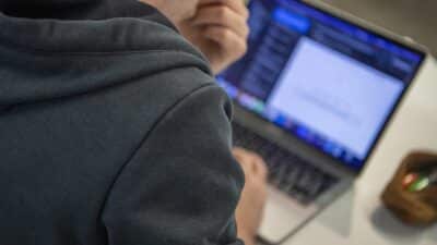 Il n'est pas nécessaire de traduire ce texte car il est déjà en français. Cependant, je vous suggère une légère correction pour une meilleure fluidité : "Des problèmes informatiques à l'administration fédérale."