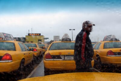 Des « hackers russes » aident deux hommes de New York à manipuler le système de taxis de l'aéroport JFK.