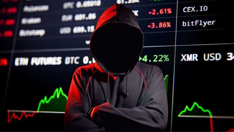 Un hacker devant des cryptomonnaies