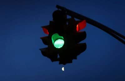 Un hacker crée un appareil qui peut allumer les feux de circulation au vert