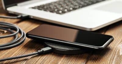 Le FBI et la FCC mettent en garde contre le « Juice Jacking » sur les bornes de recharge publiques, mais quel est le risque ?