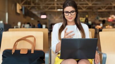 Le FBI met en garde contre les bornes de recharge publiques qui volent vos données. Comment rester protégé