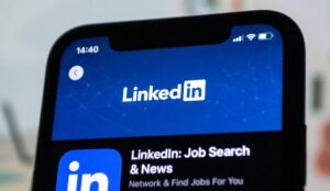 LinkedIn poursuivi pour avoir prétendument formé des modèles d'IA avec des messages privés sans consentement