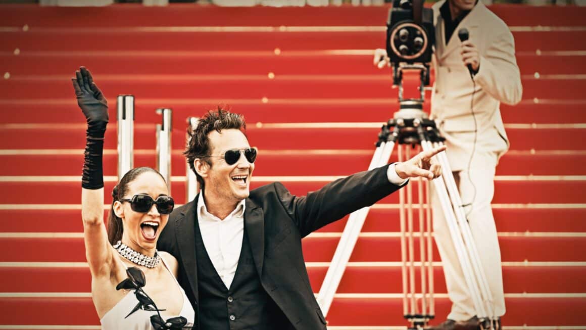 Des stars sur un tapis rouge