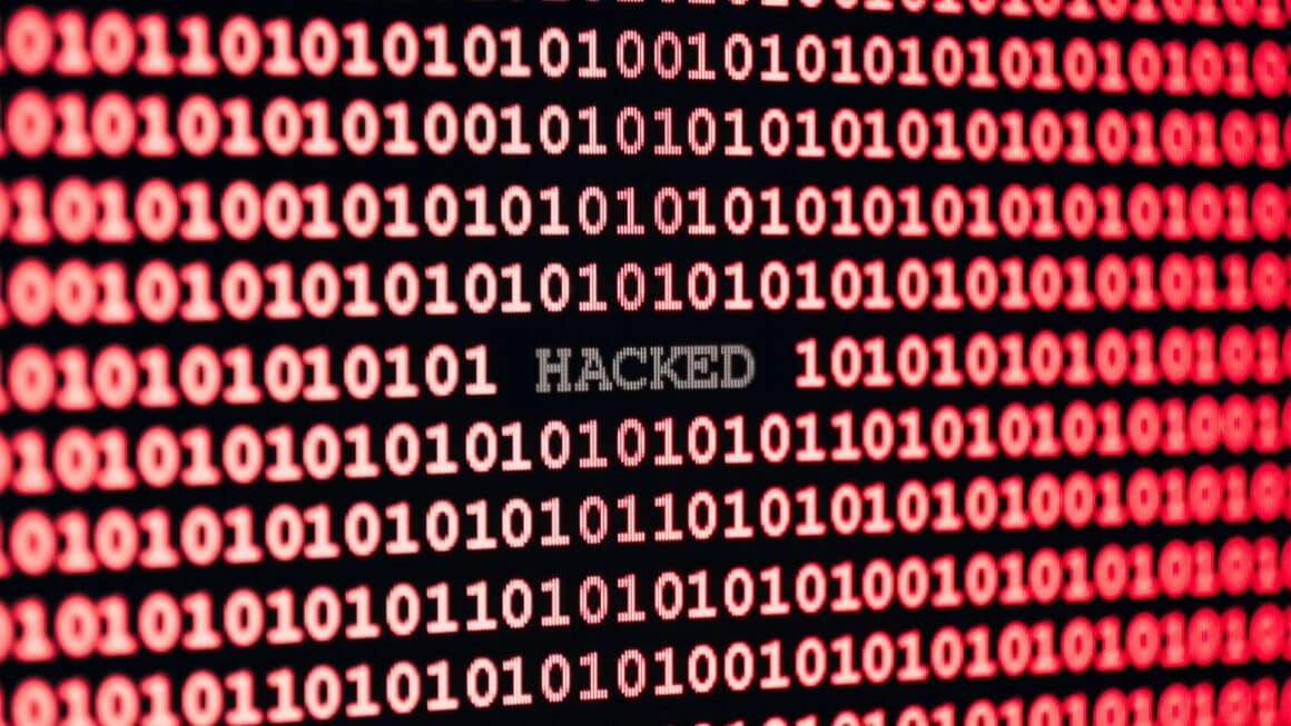 Un fond de 0 et 1 avec la mention hacked pour pirate 1