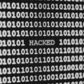 Un fond de 0 et 1 avec la mention hacked pour pirate
