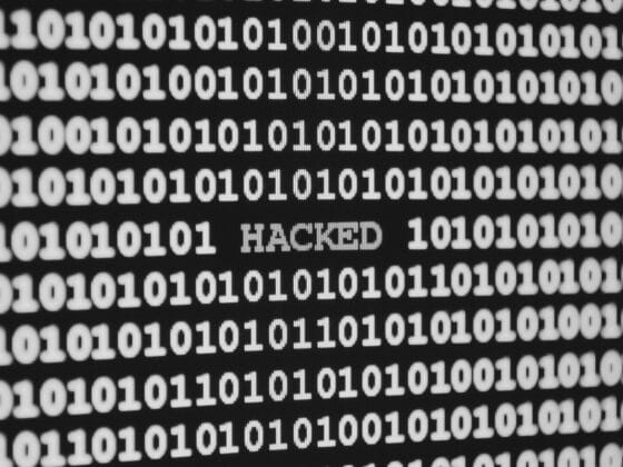Un fond de 0 et 1 avec la mention hacked pour pirate