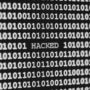 Un fond de 0 et 1 avec la mention hacked pour pirate