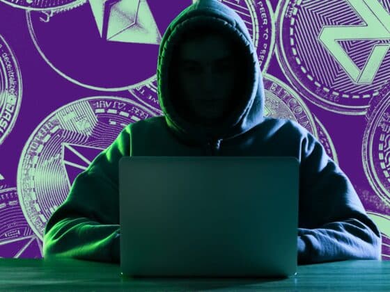 Un hacker devant un fond de cryptomonnaies