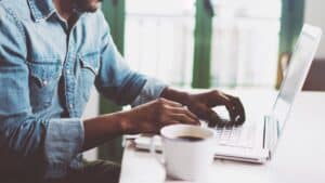 Microsoft prévient que les pirates informatiques ont une nouvelle façon sournoise de diffuser des logiciels malveillants