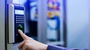 Plus de 49 000 systèmes d'accès aux bâtiments mal configurés exposés en ligne