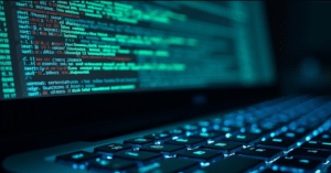 Plus de 4 000 adresses IP de FAI ciblées par des attaques par force brute pour déployer des voleurs d'informations et des mineurs de cryptomonnaies