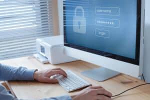 Les voleurs d'informations ont alimenté les cyberattaques et ont volé 2,1 milliards d'identifiants l'année dernière.