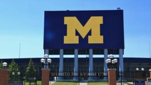 Un entraîneur de football universitaire inculpé pour avoir volé les données privées de 150 000 athlètes