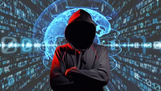 un hacker devant un fond numerique