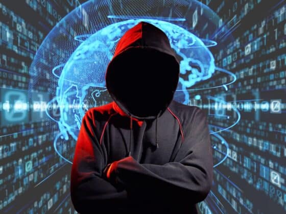 un hacker devant un fond numerique