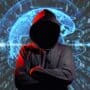 un hacker devant un fond numerique