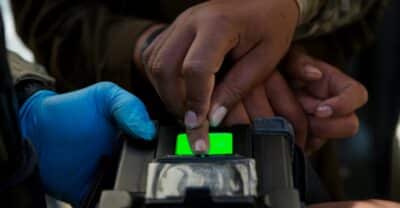 Des dispositifs de capture biométrique militaires américains chargés de données ont été vendus sur eBay