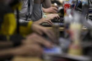 Des pirates informatiques russes ciblent des diplomates européens avec de fausses dégustations de vin