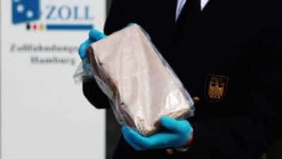Cocaïne, argent liquide et codeurs : la police arrête des dizaines de personnes qui auraient créé une application pour commettre des crimes.