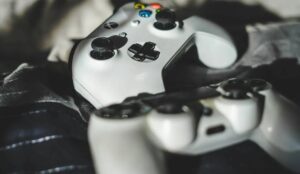 Le Royaume-Uni interdit l'exportation de manettes de jeux vidéo vers la Russie pour entraver les pilotes de drones d'attaque