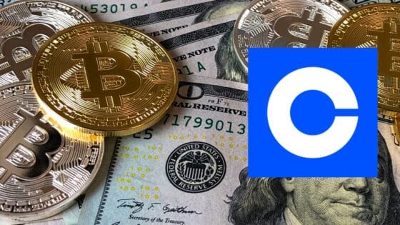 Bitcoin et dollars américains.