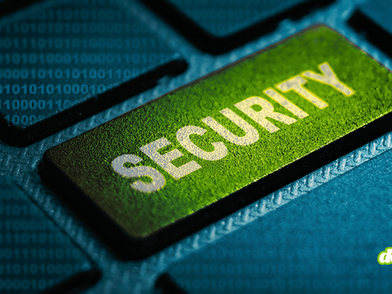Touche de clavier verte marquée Security sur fond de code binaire, illustrant le standard security.txt et le signalement de vulnérabilités.