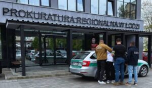 La police polonaise démantèle un gang de cybercriminels accusé d'escroqueries par usurpation d'identité et arrête neuf suspects