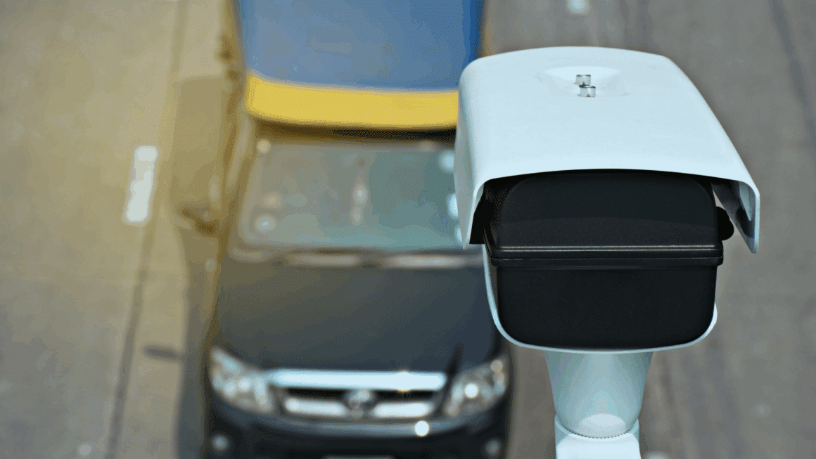 Photographie réaliste et moderne d'une voiture circulant sur une autoroute, vue sous un angle de surveillance vidéo