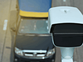 Photographie réaliste et moderne d'une voiture circulant sur une autoroute, vue sous un angle de surveillance vidéo