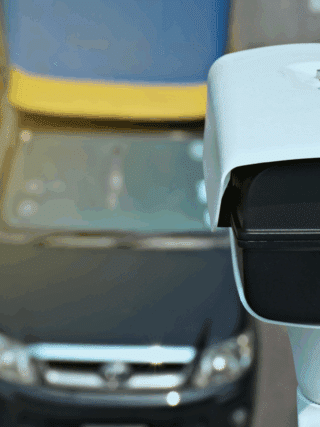 Photographie réaliste et moderne d'une voiture circulant sur une autoroute, vue sous un angle de surveillance vidéo