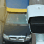 Photographie réaliste et moderne d'une voiture circulant sur une autoroute, vue sous un angle de surveillance vidéo