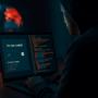 Ordinateur affichant une fausse vérification CAPTCHA à côté de lignes de code, avec en arrière-plan une carte mondiale des cyberattaques, illustrant une campagne de phishing et de diffusion de malware.