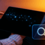 Photographie d’une personne consultant un réseau de données OSINT sur une tablette numérique, dans un environnement aux couleurs chaudes et bleues, illustrant la cybersécurité, l’analyse et la recherche en sources ouvertes dans un cadre professionnel moderne.
