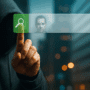 Une personne en hoodie noir touche un bouton de recherche virtuel, sur fond urbain nocturne flou, symbolisant l’investigation de profils cybercriminels actifs sur le darknet.