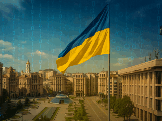 Vue panoramique de la place de l'Indépendance à Kyiv, avec le drapeau ukrainien en premier plan flottant au vent, sur fond de symboles numériques évoquant les cyberattaques et la cybersécurité en Ukraine.